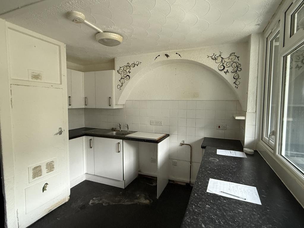 Lot: 175 - HOUSE IN NEED OF IMPROVEMENT - Kitchen in house in need of refurbishment
